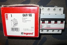 DISJONCTEUR TETRAPOLAIRE 10A COURBE C LEGRAND 4POLES 4POLE 10AMPERE PC25KA TRI+N