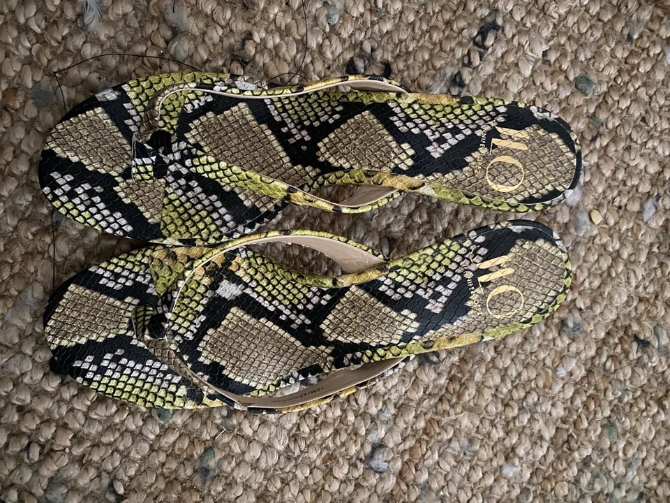 Sandalias Jennifer Lopez Estampado Serpiente Amarillo Y Negro 10M/42 Foto 4 de 4