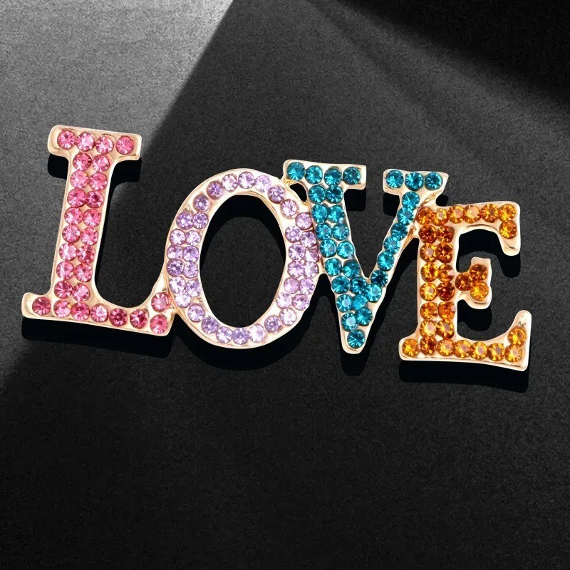 Broche lettre d'amour vintage en argent pour sublimer vos manteaux d'hiver
