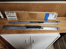 835.  Para ślizgaczy szufladowych American Woodmark, nowa