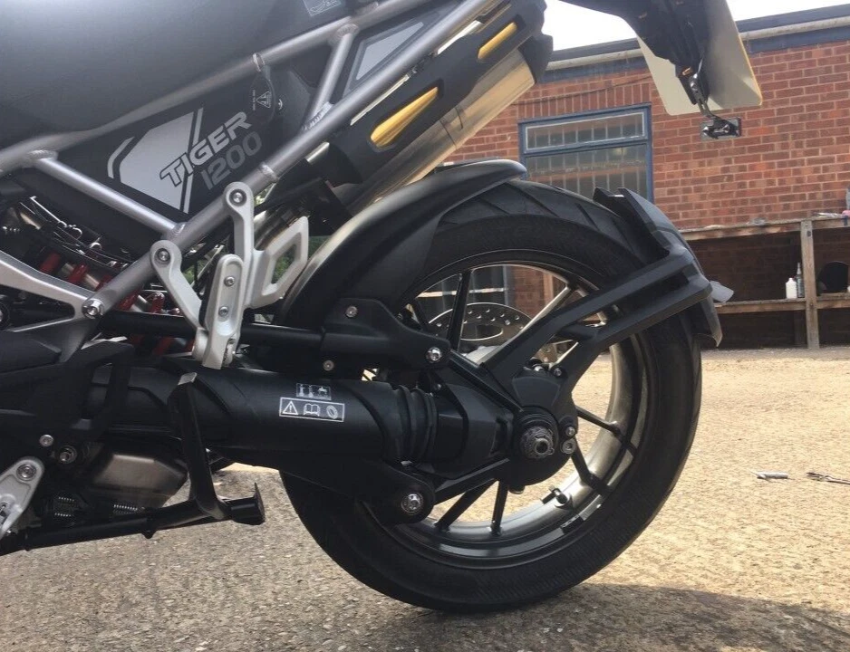 ABRAZADOR/GUARDABARROS TRASERO TRIUMPH TIGER 1200 2022> NEGRO MATE Foto 3 de 4
