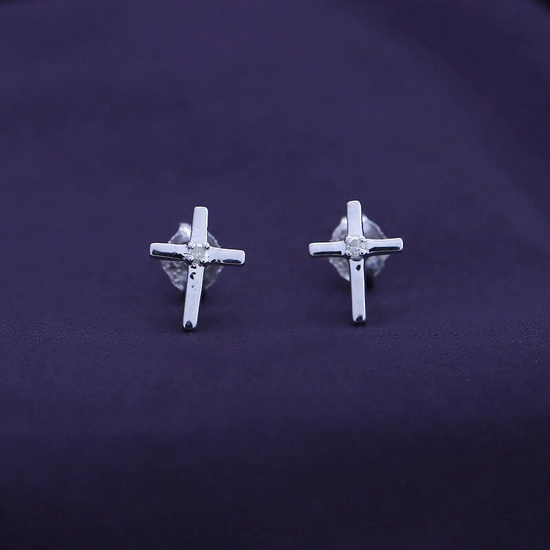 Aretes cruzados de diamantes naturales de corte redondo enchapados en oro de 14K en plata Foto 3 de 4