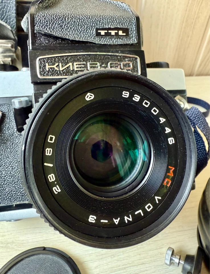 SLR de formato medio Kiev 60 6x6 con lente Volna-3 80 mm f2,8 y accesorios Foto 2 de 4