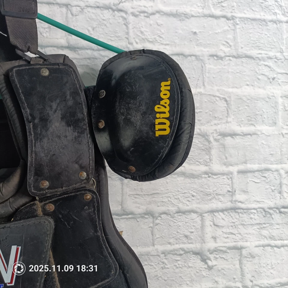 Wilson The West Chaleco Árbitro Protector de Pecho Negro y Amarillo Foto 3 de 4