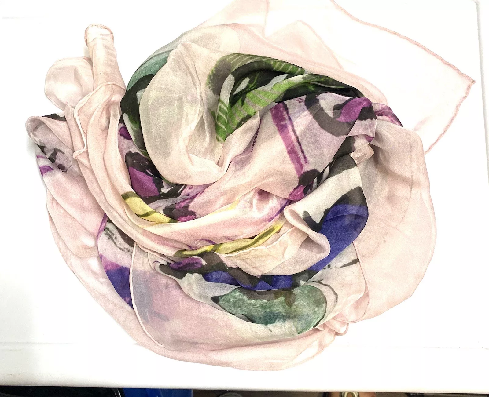 Grand foulard vintage, soie, ornement floral, ton rose, Gucci