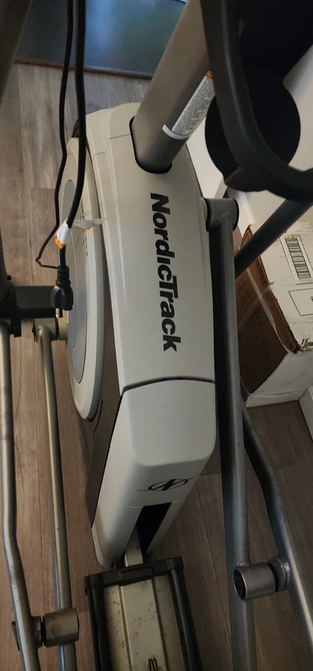 Bicicleta elíptica NordicTrack Commercial 14.9 Power Incline - Negra (NTEL71420) Foto 4 de 4