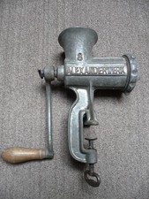 Alter Fleischwolf Alexanderwerk Nr. 8, Gusseisen mit Holzgriff, Originalzustand