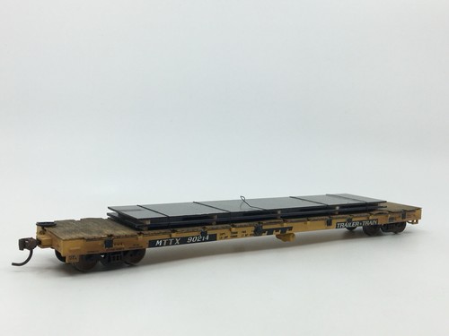 Tren remolque HO Roundhouse TTX 60’ vagón plano MTTX #90214 con carga personalizada DESGASTADO | Condition: Used