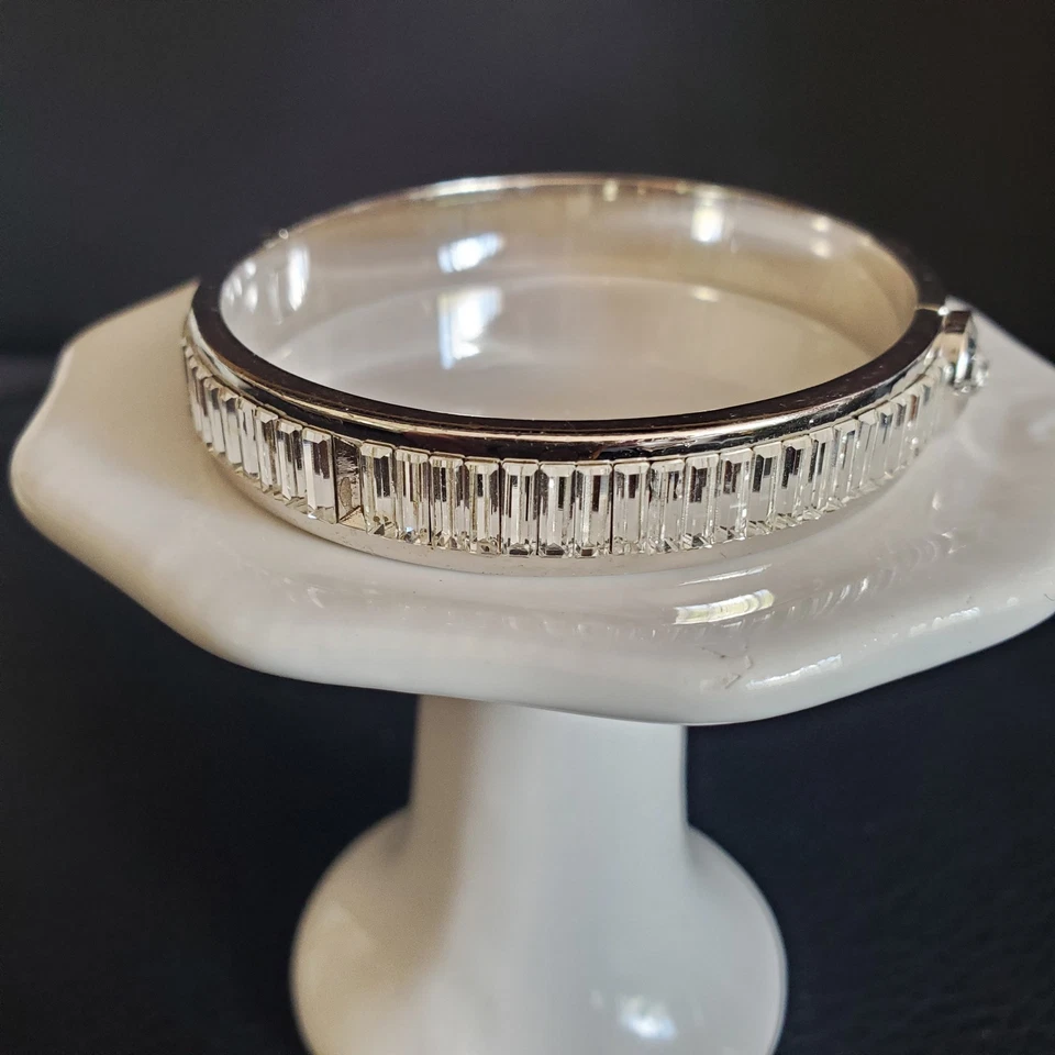 Henry Bendel Brazalete Bisagras Canal Set Cristales Tono Plata Bolsa de Polvo Defectuosa Foto 2 de 4