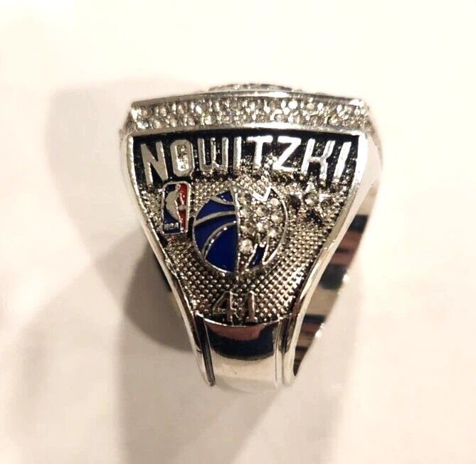 Anillo de Campeonato Dirk Nowitzki 2011 Dallas Mavericks con Caja de Presencia de Madera Foto 2 de 3