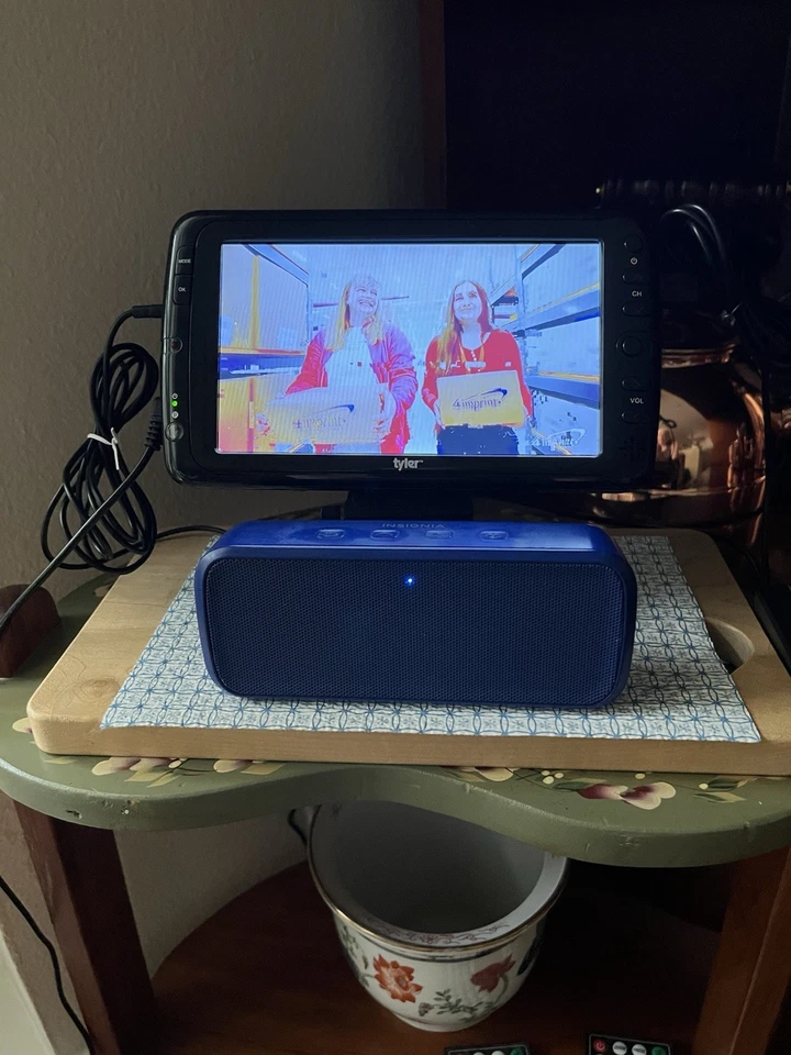 Tyler TTV701 7" Portátil Pantalla Ancha LCD con Ranura para Tarjeta USB/SD Puerto USB, Cargador Foto 2 de 4