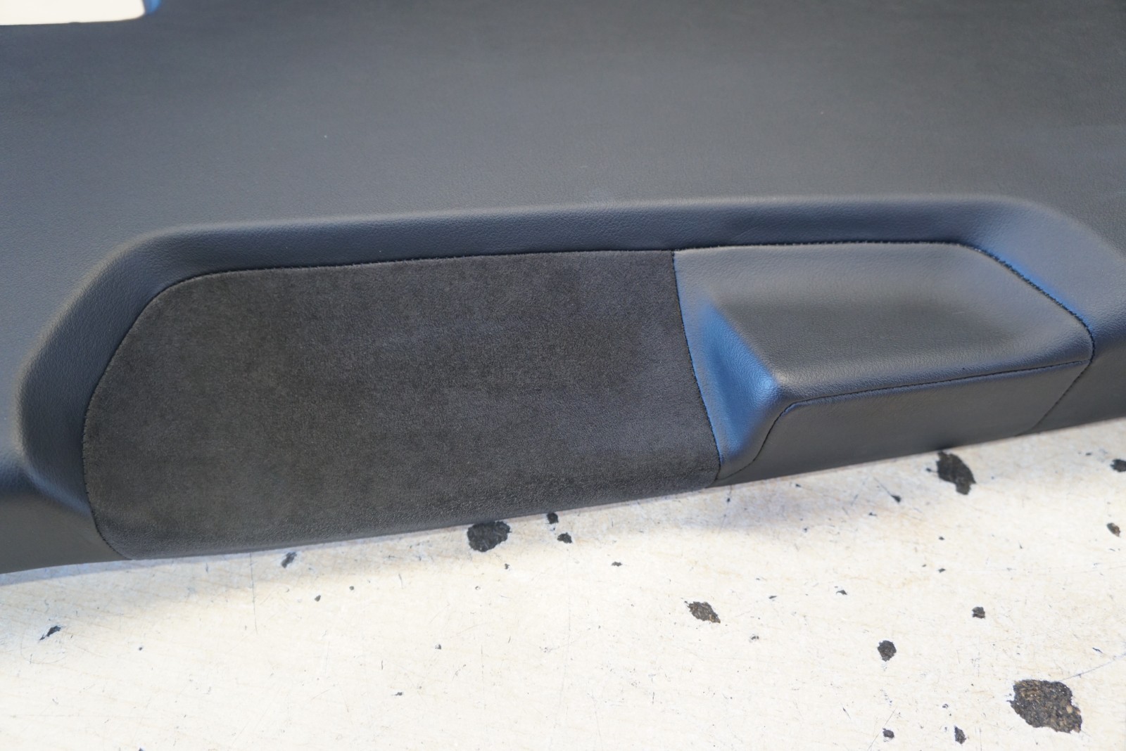 2019 - 2025 LAMBORGHINI URUS FRONT RIGHT LOWER B-PILLAR TRIM OEM 4ML867240