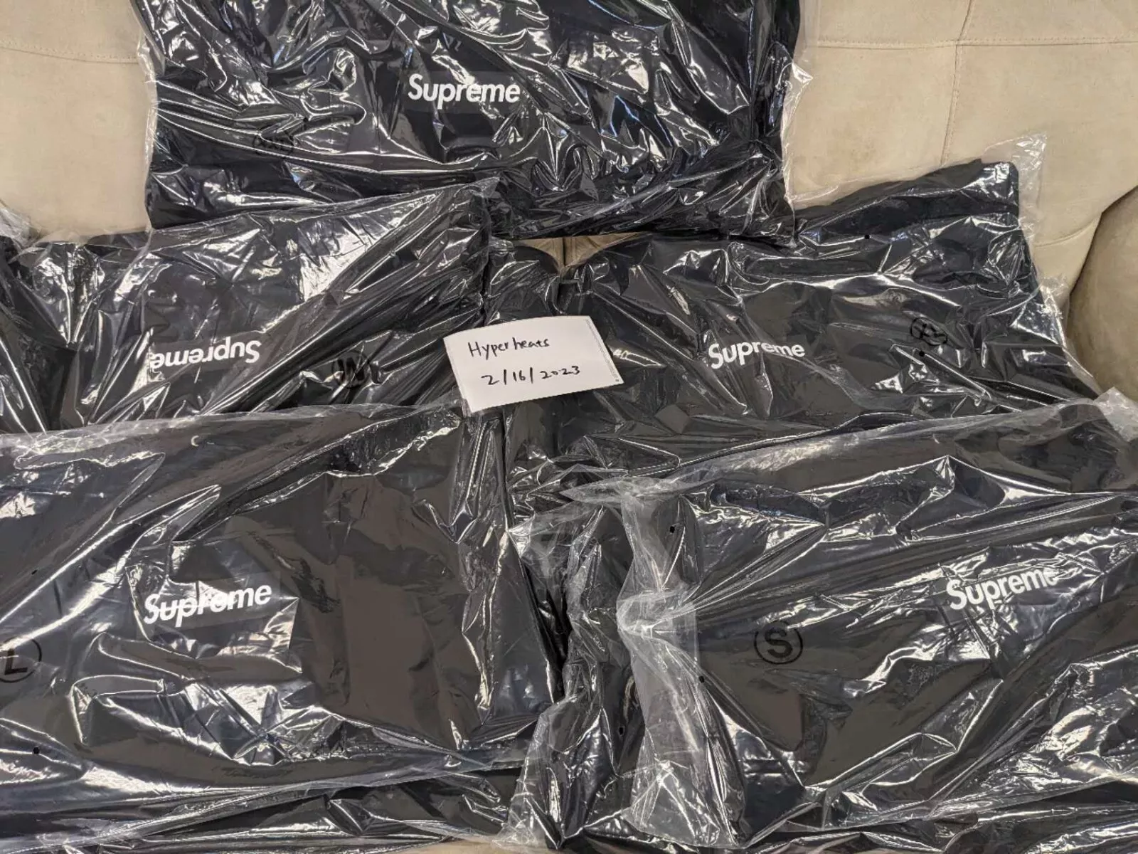 « EN MAIN » Supreme Box Logo LA Hollywood Sweat à capuche SS23 noir Los Angeles ouvert