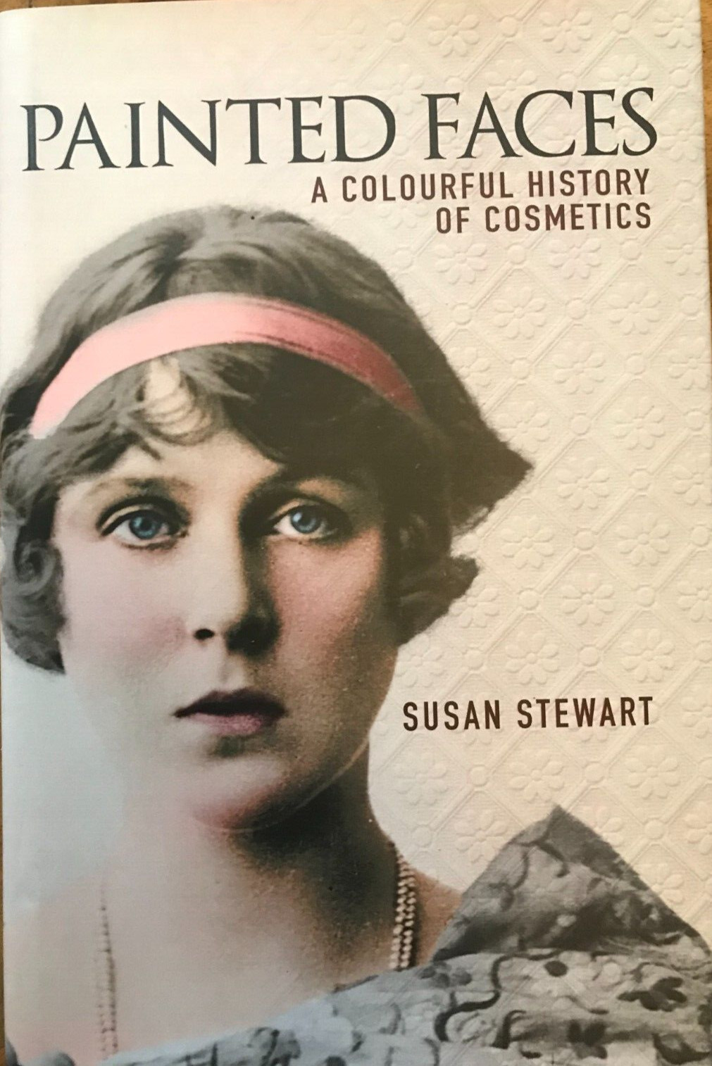 Painted Faces A Colourful History of Cosmetics - Susan Stewart H/B 2018 (B8)