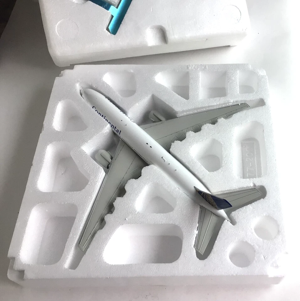 Avión diecast Gemini Jets 200 G2COA150 Continental Boeing 777-200ER 1:200 Foto 2 de 4
