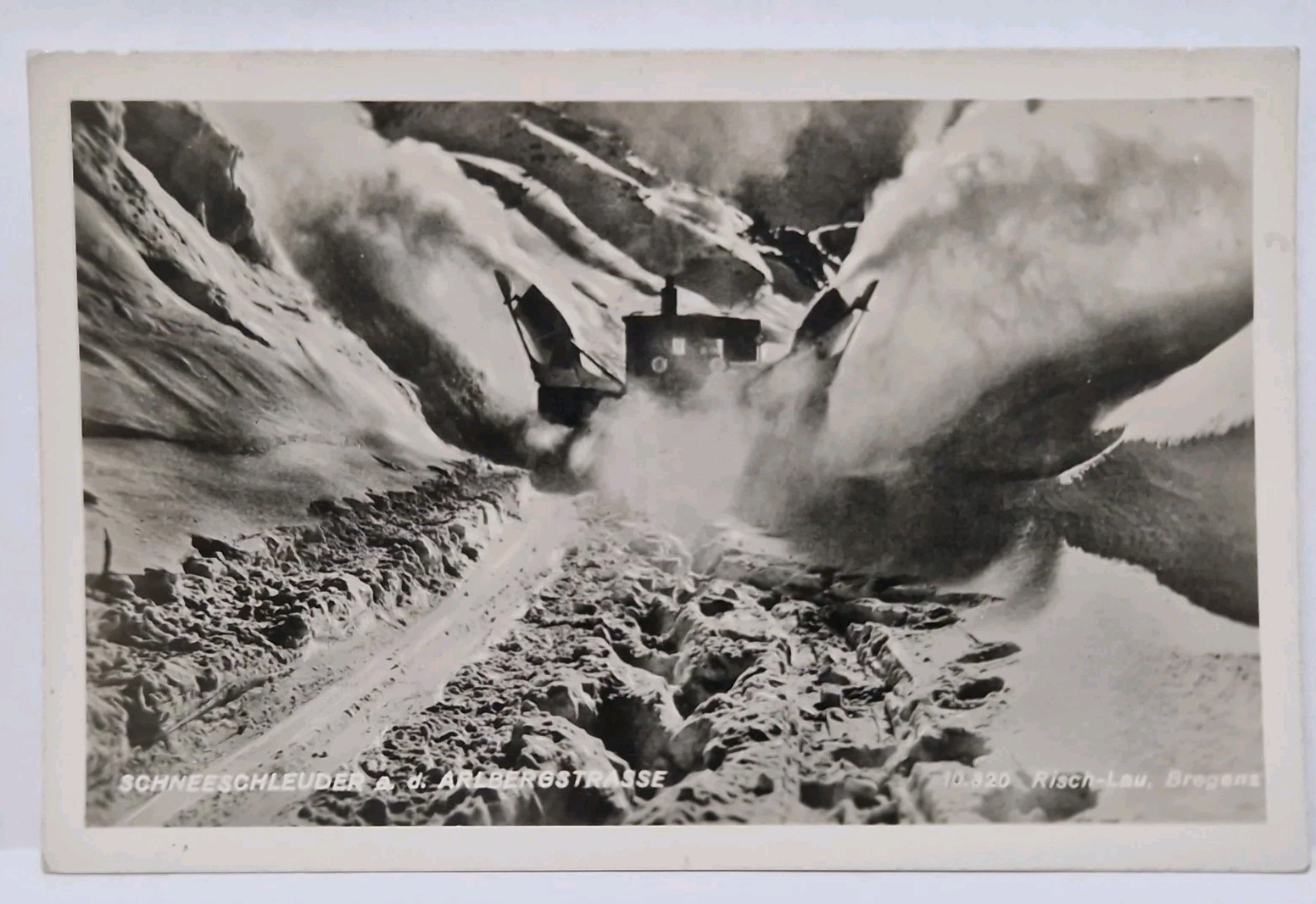 Schneeschleuder an der Arlbergstrasse Foto Risch-Lau Bregenz Schwyz switzerland