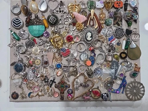 Vintage To Modern Pendant Charm Costume Jewelry for crafts Lot 170+++