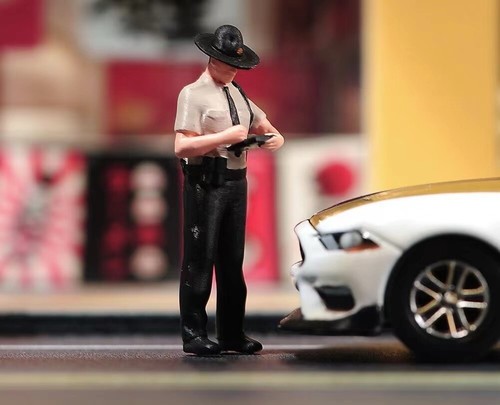 Figura pintada 1:64 modelo miniatura resina diorama arena policía patrulla americana - Imagen 8 de 9