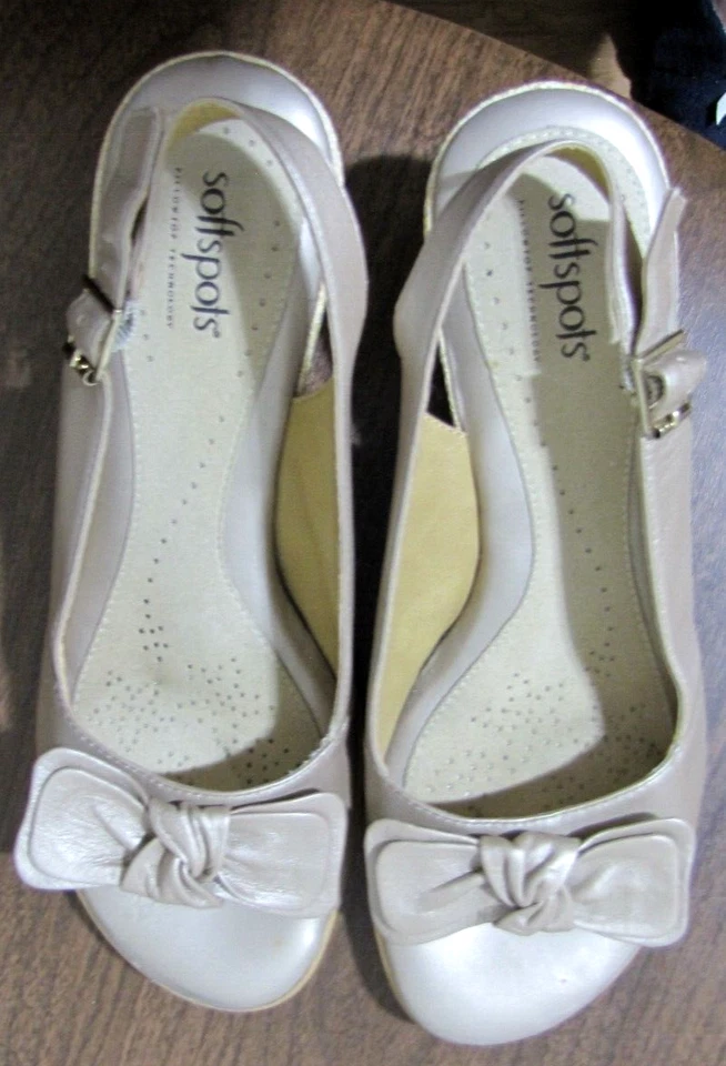 Soft Spots 米色皮革偷窥拖背凉鞋楔形鞋跟女式 8.5 米 — 第 2/4 张图片