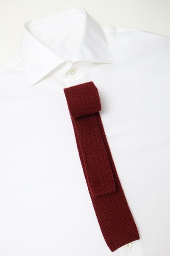 Elegante set di bretelle elastiche, cravatta e fazzoletto da taschino in seta a pois