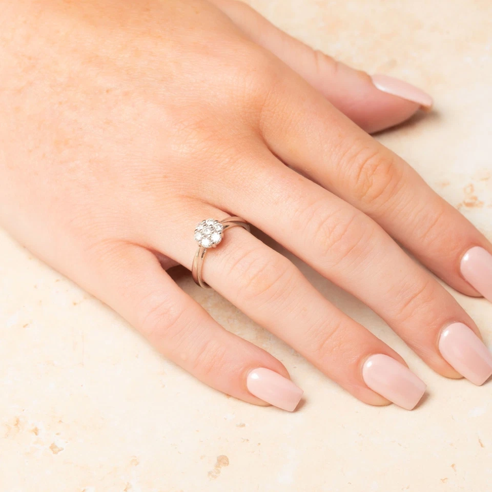 Anillo con racimo de margaritas de diamantes de 0,35 quilates de oro blanco de 18 quilates Foto 4 de 4