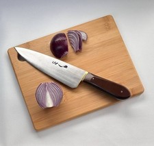 Ein hochwertiges rostfreies Messer mit einer dicken Klinge
