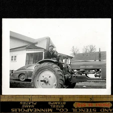 1940s-50s JOHN DEERE "B" w Man & Little Girl: Vintage Found Photo SNAPSHOT