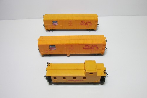 2 COCHES DE CAJA REFRIGERADOS ESCALA HO BACHMANN UNION PACIFIC #6817 Y #2207 FURGÓN DE COLA | Condition: Used
