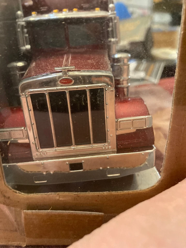 VINTAGE PETERBUILT MODEL 379 DIECAST - Image 4 of 4