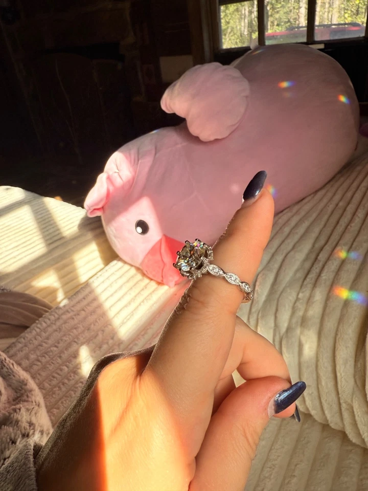 Anillo de compromiso vintage de oro blanco de 14k de moissanita corte cojín de 5 quilates Foto 2 de 4