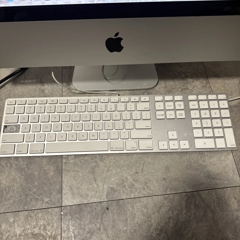 iMac 20" Apple Desktop Computer / 250GB HDD 1GB RAM macOS X 10.6.8 W/ Keyboard - Image 4 of 4