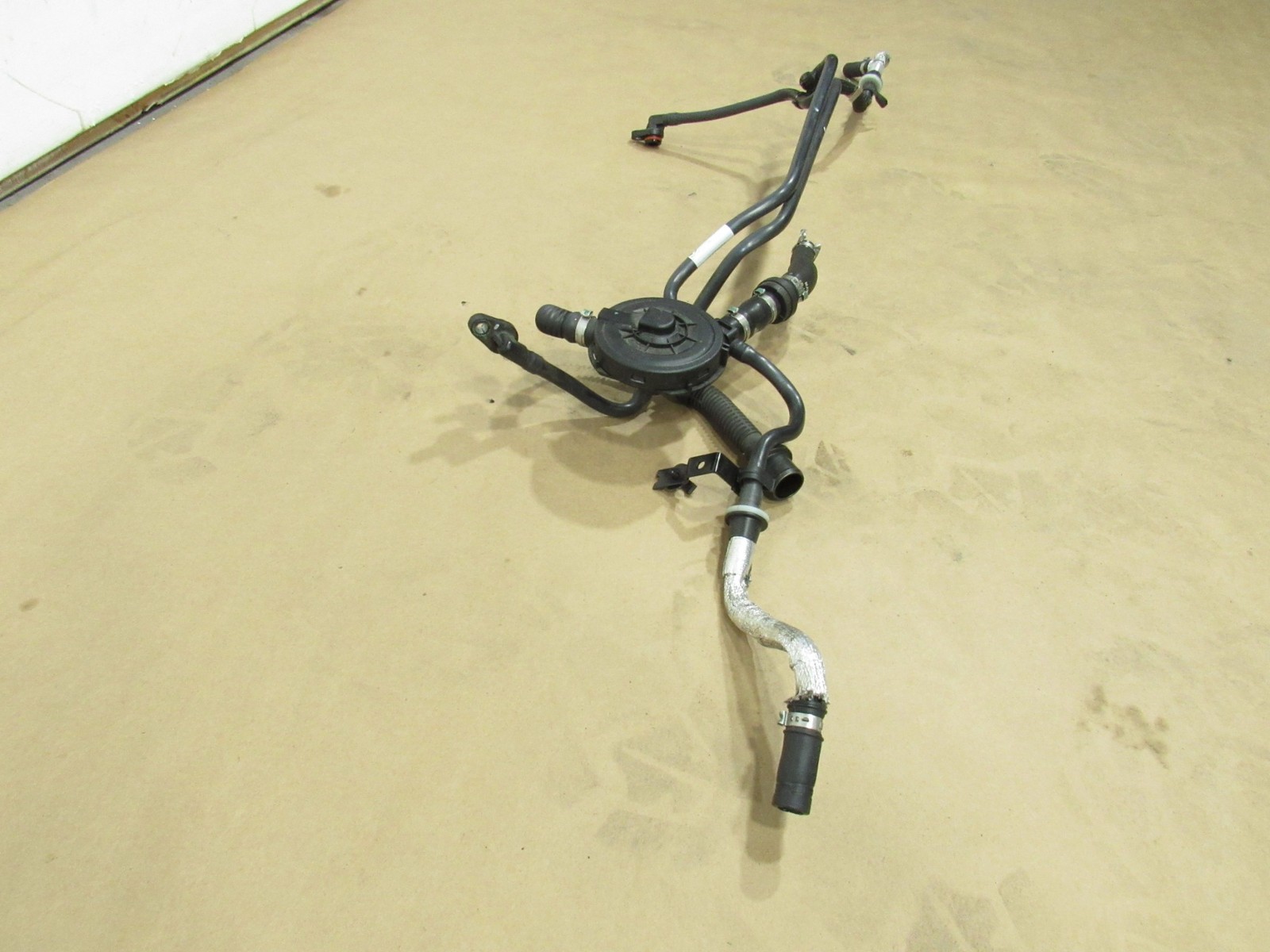 20-23 McLaren GT 2021 Crank Ventilation Valve W/ Hose Pipe Line Tube ;:Y