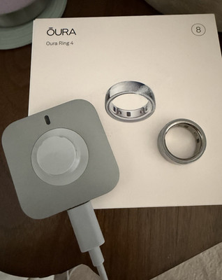 Oura Ring 4 Silver Smart Ring Activity Tracker Size 8 w/ Charging Dock