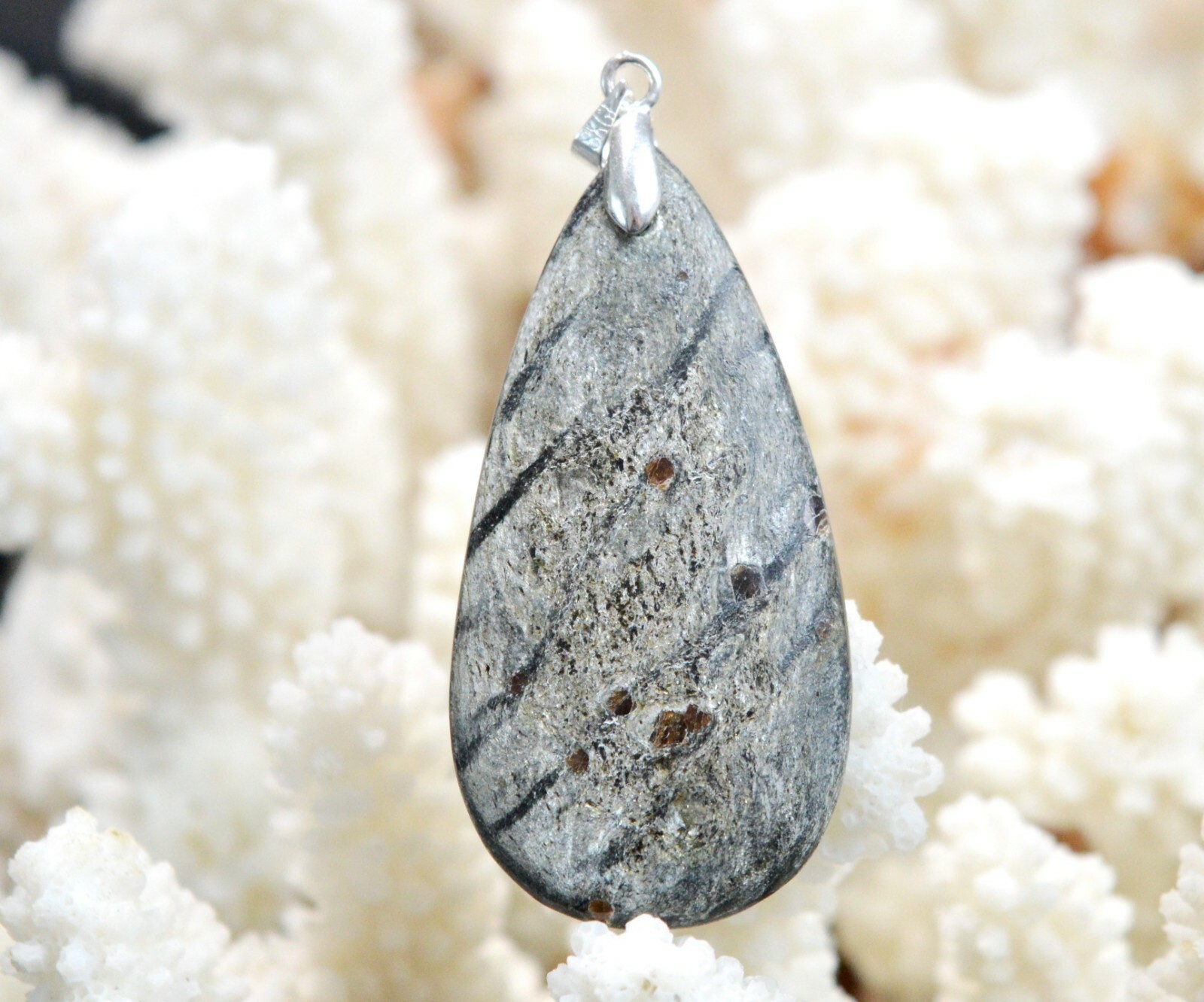 Grenat almandin cabochon et mica schiste véritable pendentif en pierre d'Écosse