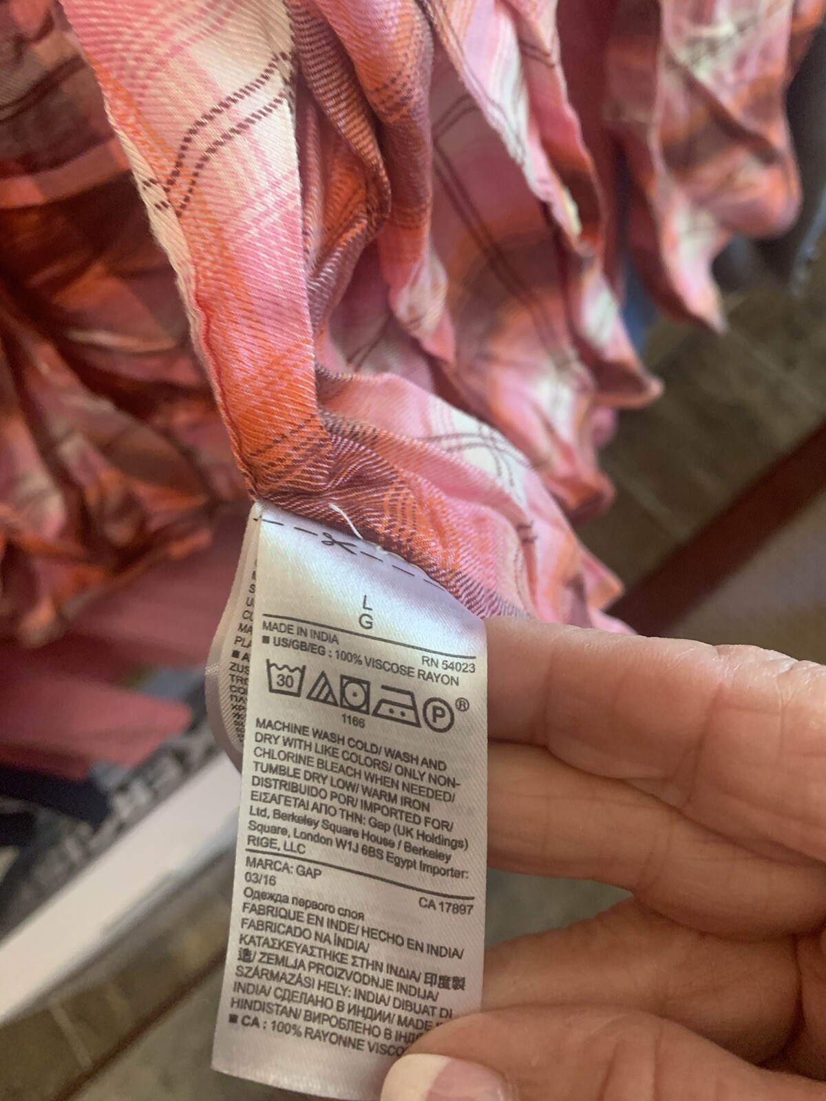 Gap Sz Large Red Plaid Button Down Euc - image 2