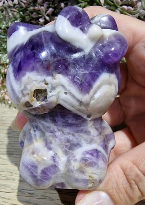Traum Amethyst Kristall Hello Kitty geschnitzt Schnitzerei mit Druzy Höhlen 244g 71mm