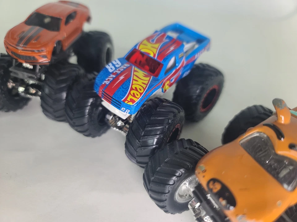 Lote de 8 caminhões Monstor Jam Scooby Firetruck Taz Gravedigger Bronco - Imagem 4 de 4