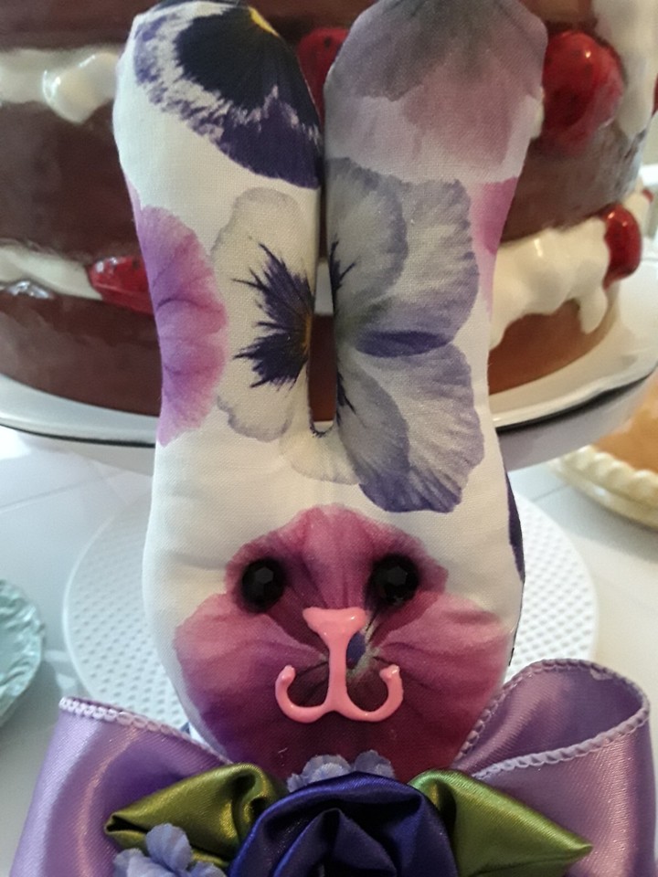 PRETTY PURPLE CABBAGE ROSES FLORAL FABRIC BEAUTIFUL BUNNY RABBIT