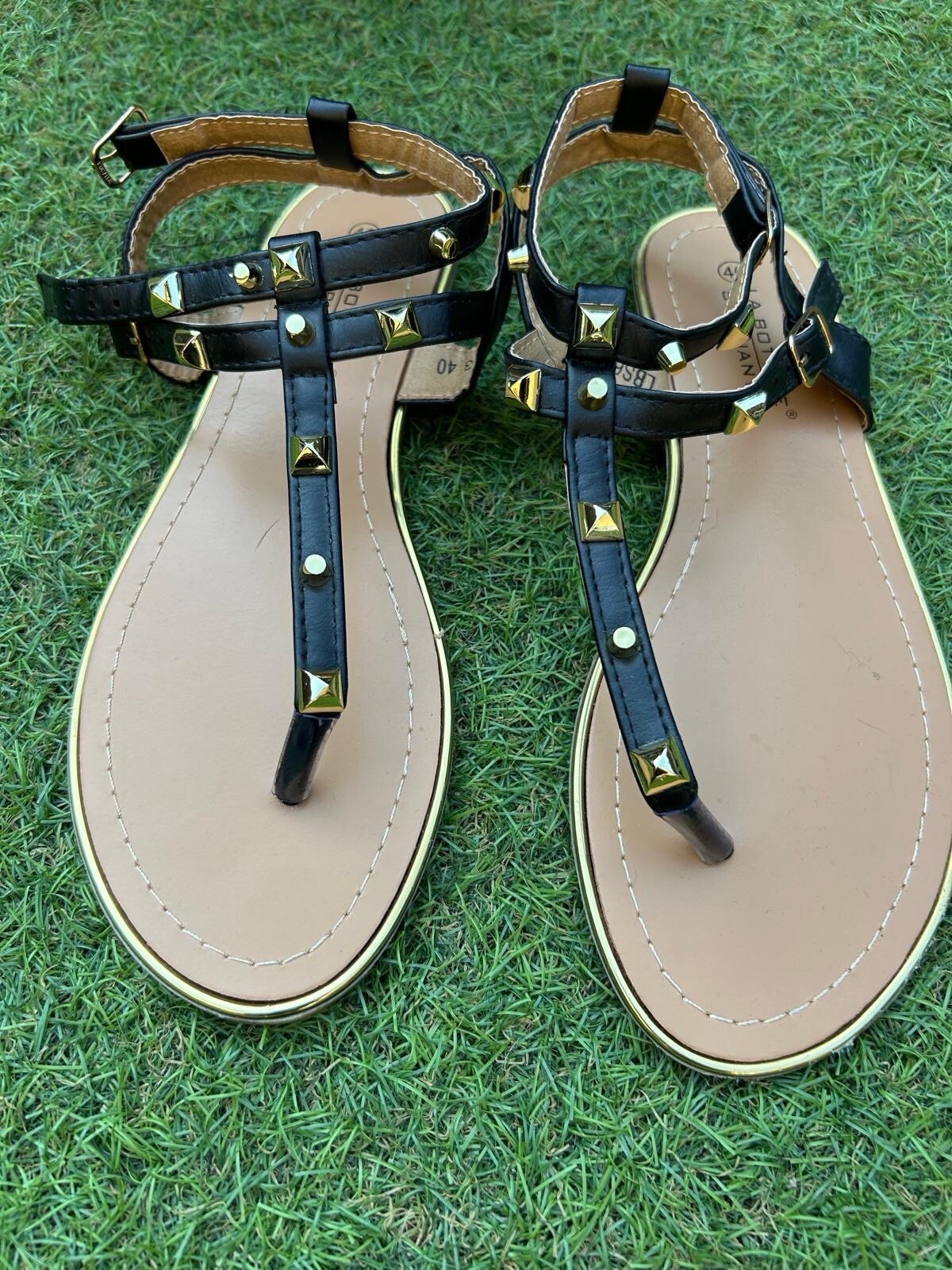 APL Sandali piatti con cinturino nero con borchie dorate. Taglia 7