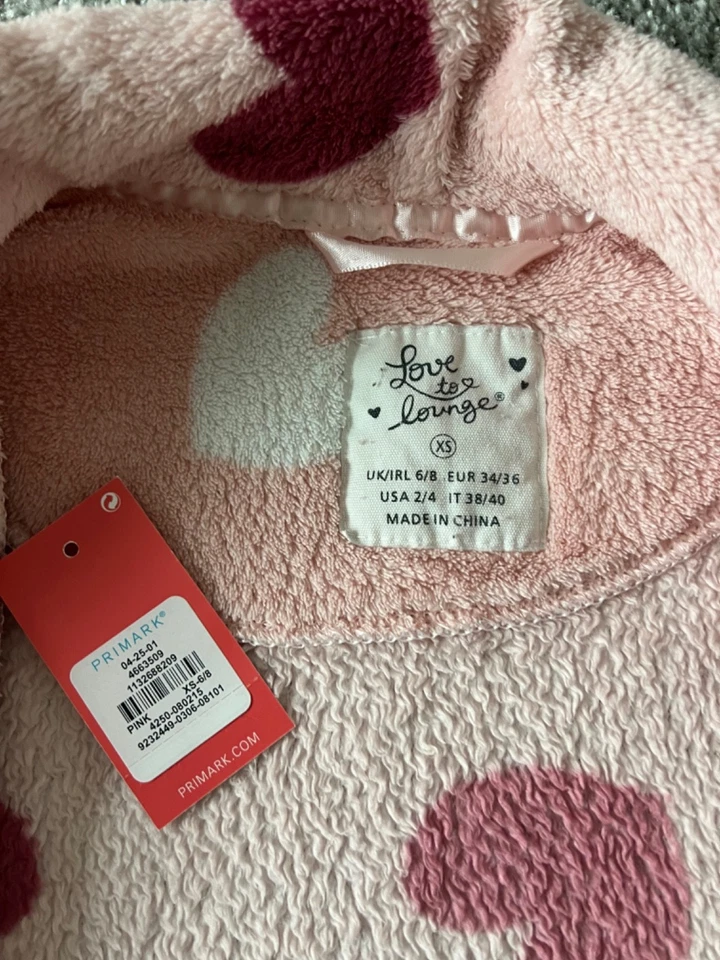 Primark +++ Flauschiger Bademantel mit Gürtel in Rosa mit Herzmotiv Gr. XS - 34 - Bild 2 von 4