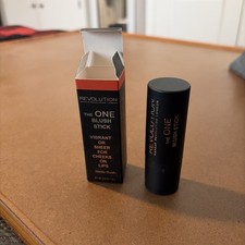 Makeup Revolution The One Blush Stick Matte Rush Matte Sheer Vibrant 0,42 uncji