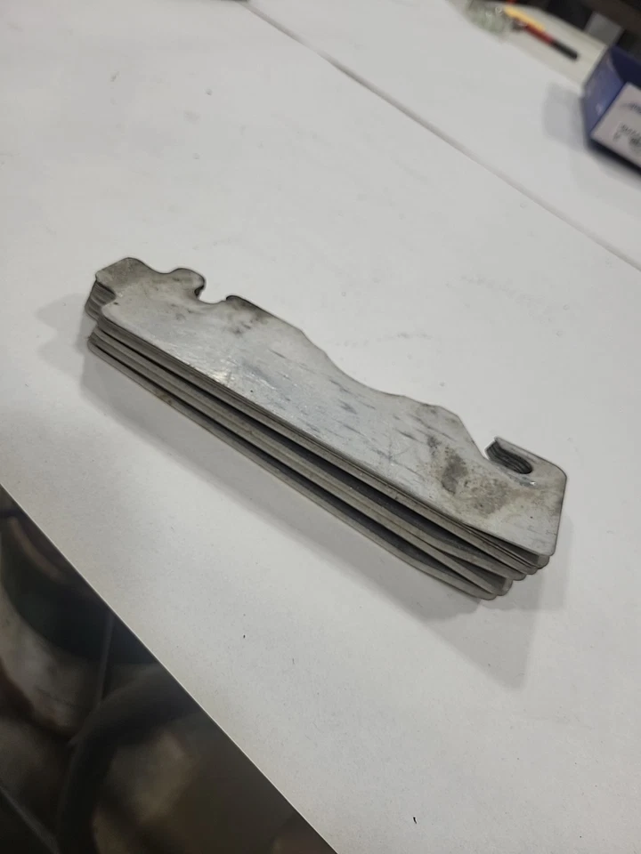 Chevrolet Corvette C4 1992 parachoques delantero juego de cuñas espaciadoras 7 piezas OEM aluminio 01591 Foto 4 de 4