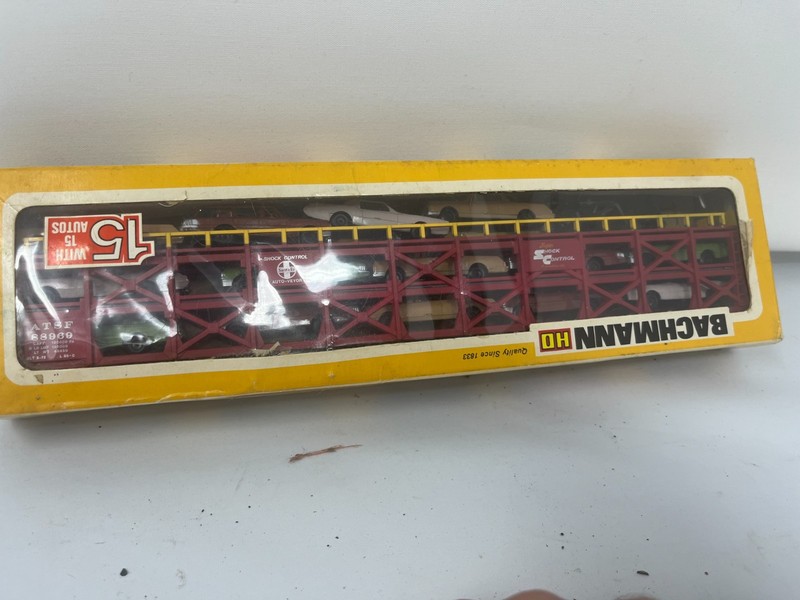 Vintage Bachmann HO Scale Train Car-Santa Fe -ATSF 88969 Tri Level WITH CARS