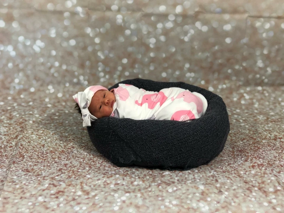 Fondo de manchas de bokeh con brillo blanco marfil dorado brillo fondo de baby shower Foto 4 de 4