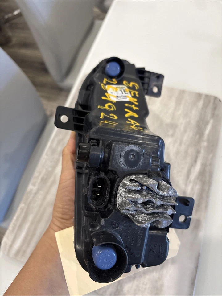 Faro antiniebla derecho Nissan Frontier Sentra Titan 2020-2025 26155-9B91E OEM LED Foto 4 de 4