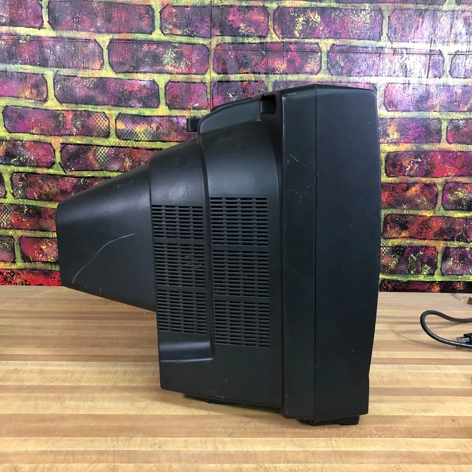 Sylvania SRT2219B 19" CRT TV Front RCA Inputs - Retro Gaming - Image 3 of 4