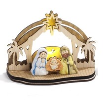 Presepe Gruppo Natività Spiritoso con Capanna 9.5 cm in Resina e Legno con Luce