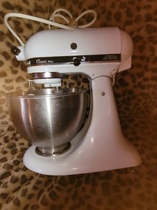 WHITE KITCHENAID CLASSIC PLUS 3 ACCESSORIES TILT DOESN'T LOCK