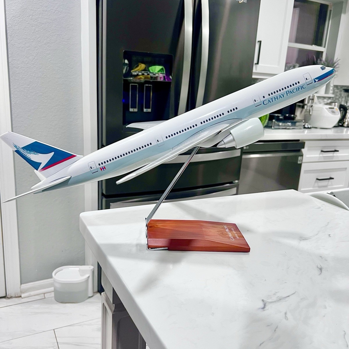 LIMOX GmbH 1:100 Boeing B777-200 Cathay Pacific Passenger Airplane