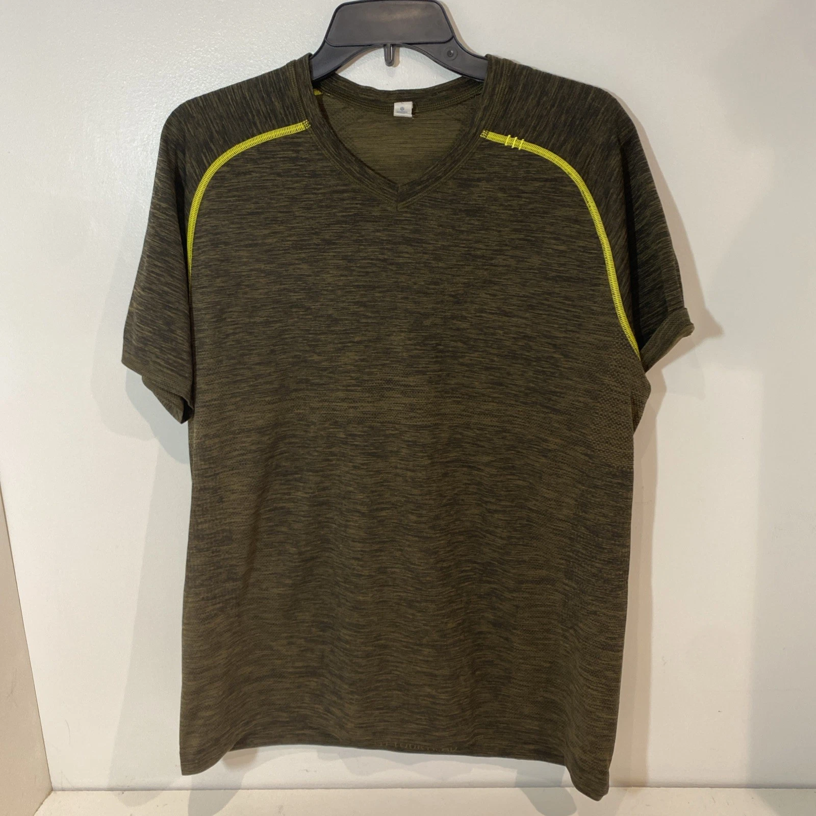 Lululemon Men's Large Metal Vent Tech Green Yellow Athletic V-Neck S/S T-Shirt